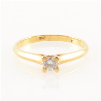 Lot 241 - A diamond solitaire ring