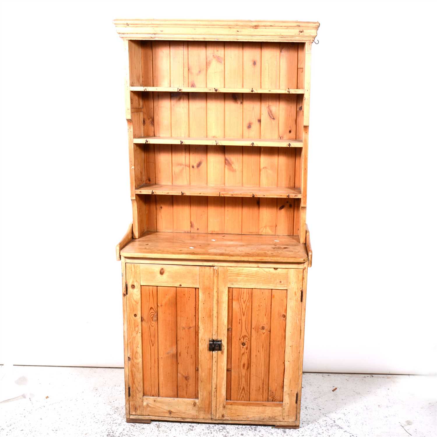 Lot 433 Small pine dresser,