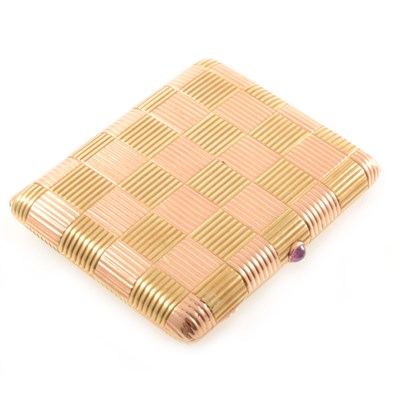 Lot 279 - A yellow and rose metal chequer board cigarette case