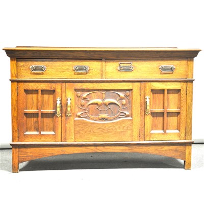 Lot 472 - An Edwardian oak sideboard