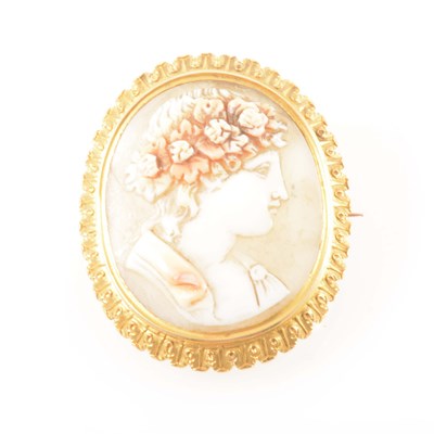 Lot 164 - An oval carved shell cameo brooch.