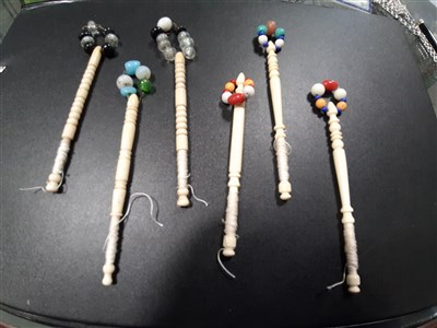 Lot 123 - A quantity of lace and pillow lace bobbins