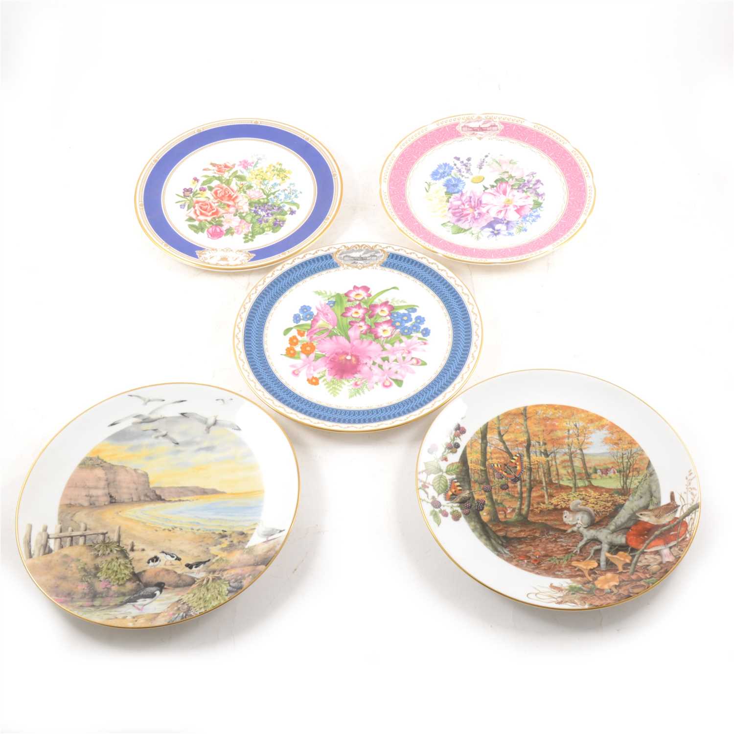 Lot 64 - A collection of decorative wall and cabinet plates.