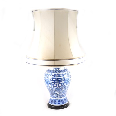 Lot 70 - Modern Chinese vase and cover, converted to a table lamp