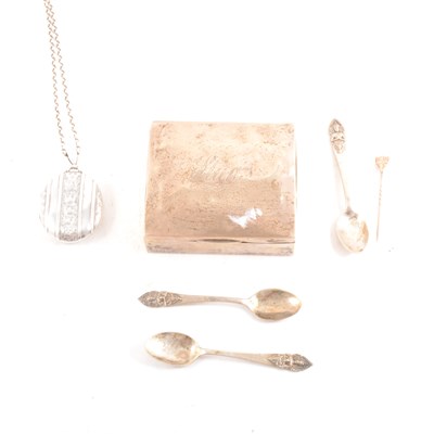 Lot 214 - A collection of small silver and rose metal items