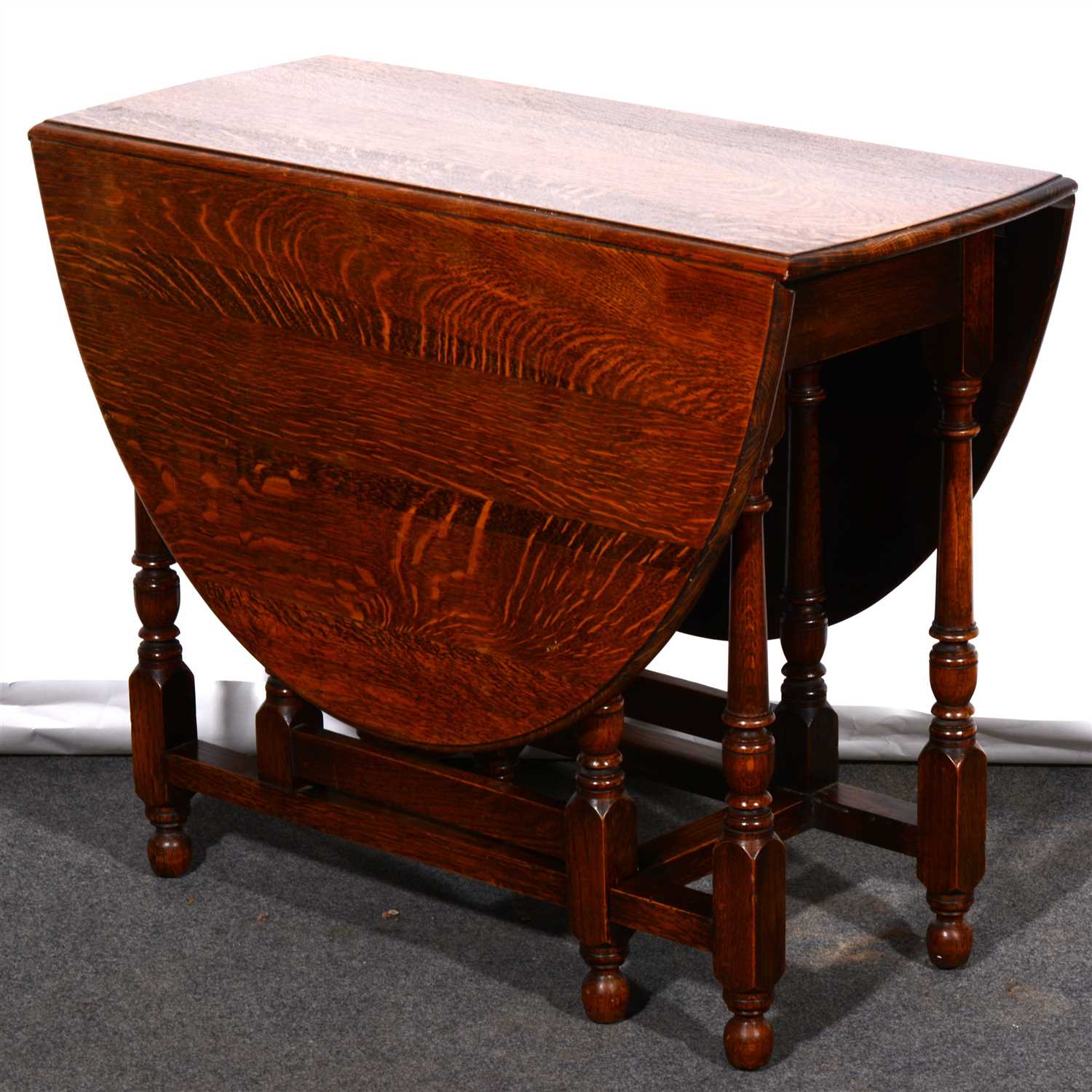 Lot 417 - An oak gateleg table