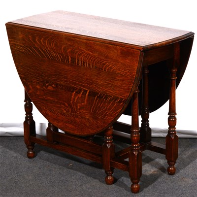 Lot 417 - An oak gateleg table