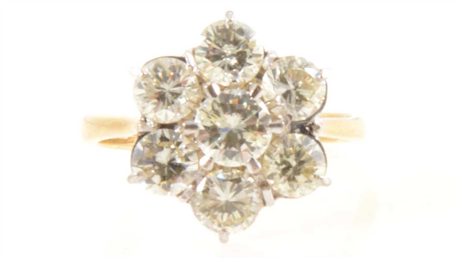 Lot 187 - A floral diamond cluster ring