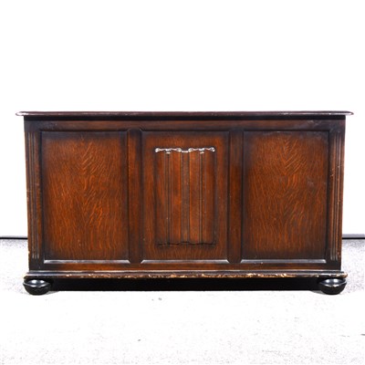 Lot 581 - A reproduction oak blanket box, ...