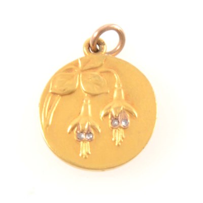 Lot 268 - A yellow metal circular flower pendant.