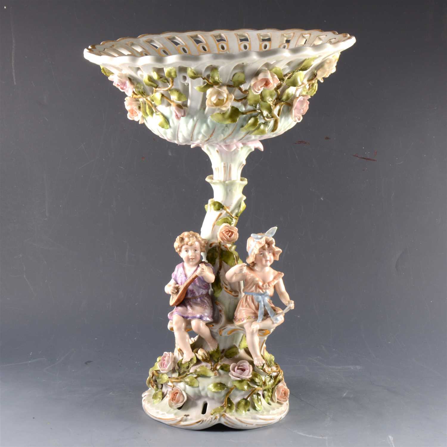 Lot 110 - German porcelain table centre