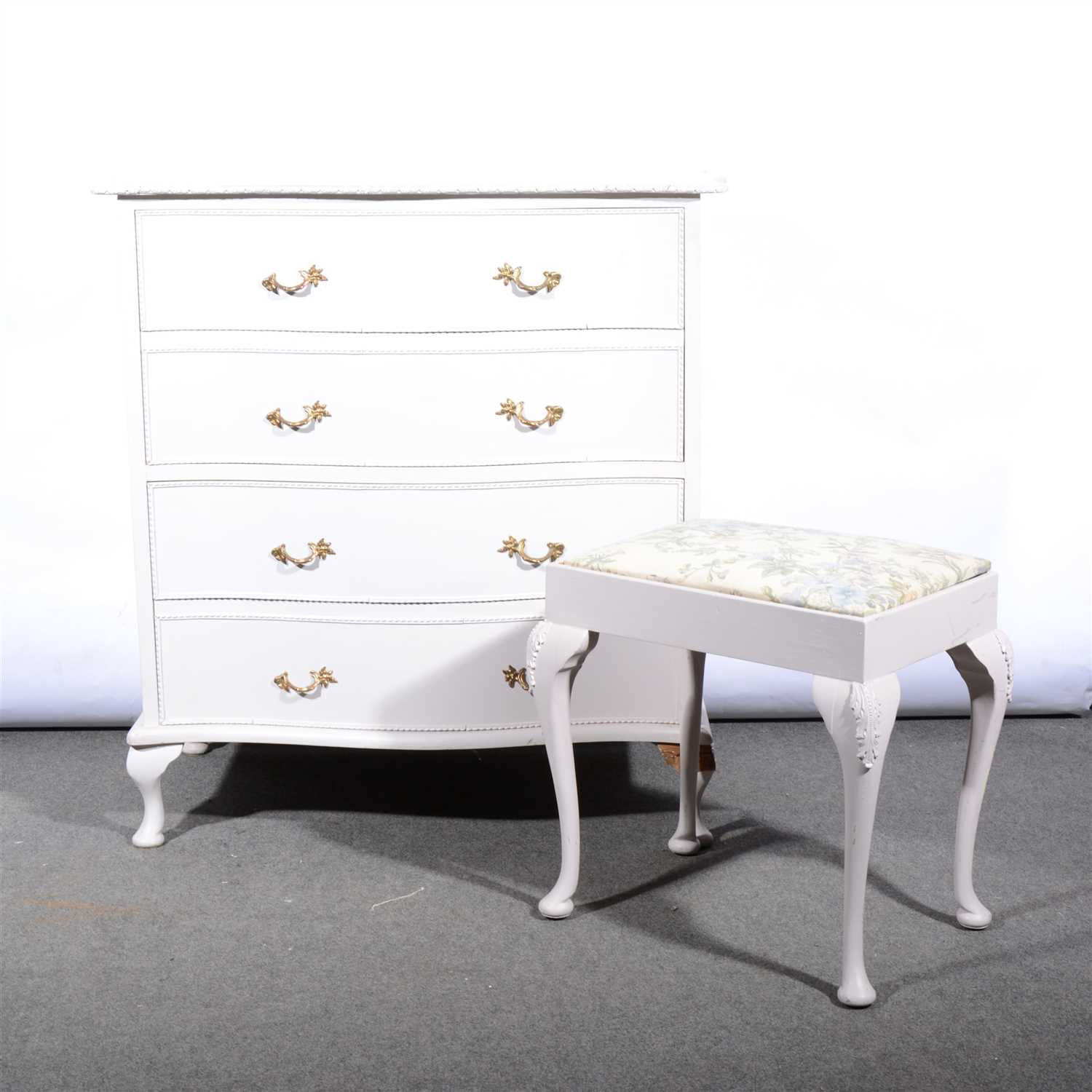 Lot 647 A white painted bedroom suite, to include