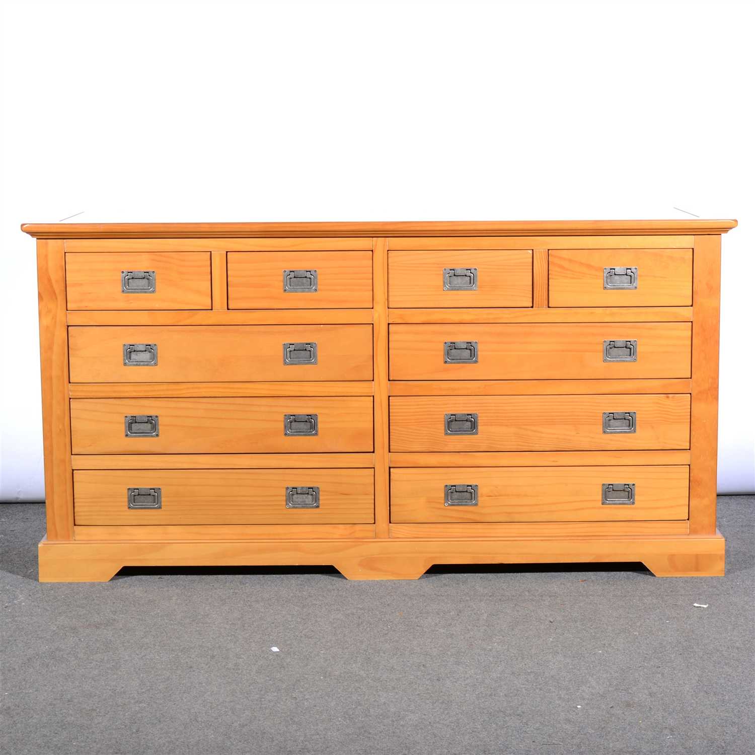 Lot 518 A contemporary blonde wood double chest of