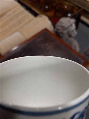 Lot 29 - A Caughley blue and white basin, ...