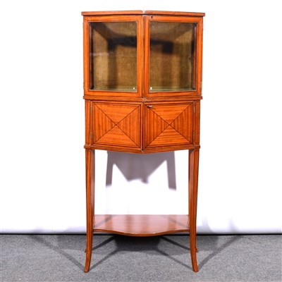 Lot 847 - An Edwardian inlaid satinwood display cabinet, of small size.