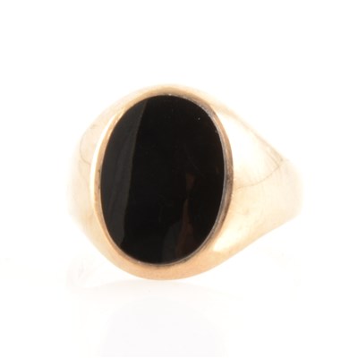 Lot 216 - A gentleman's black onyx signet ring.