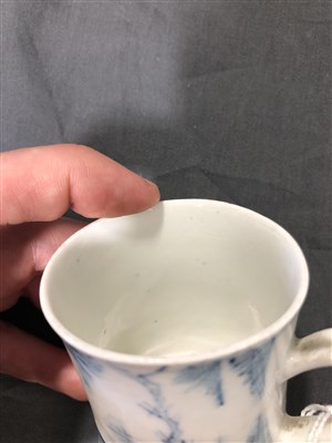 Lot 14 - A small English blue and white porcelain mug, probably Lowestoft