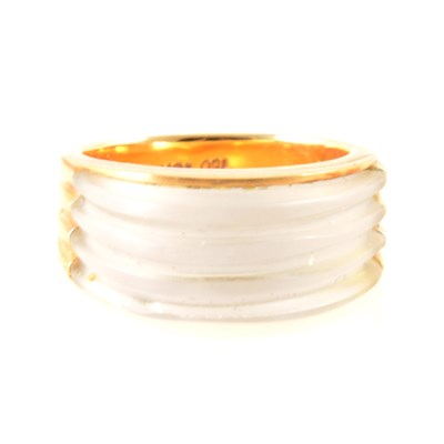 Lot 281 - A frosted glass and yellow metal ring in the Art Deco style.