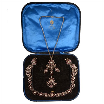 Lot 680 - A necklace and pendant suite in a Ponte Vecchio box set with almandine garnet coloured stones and pearls.