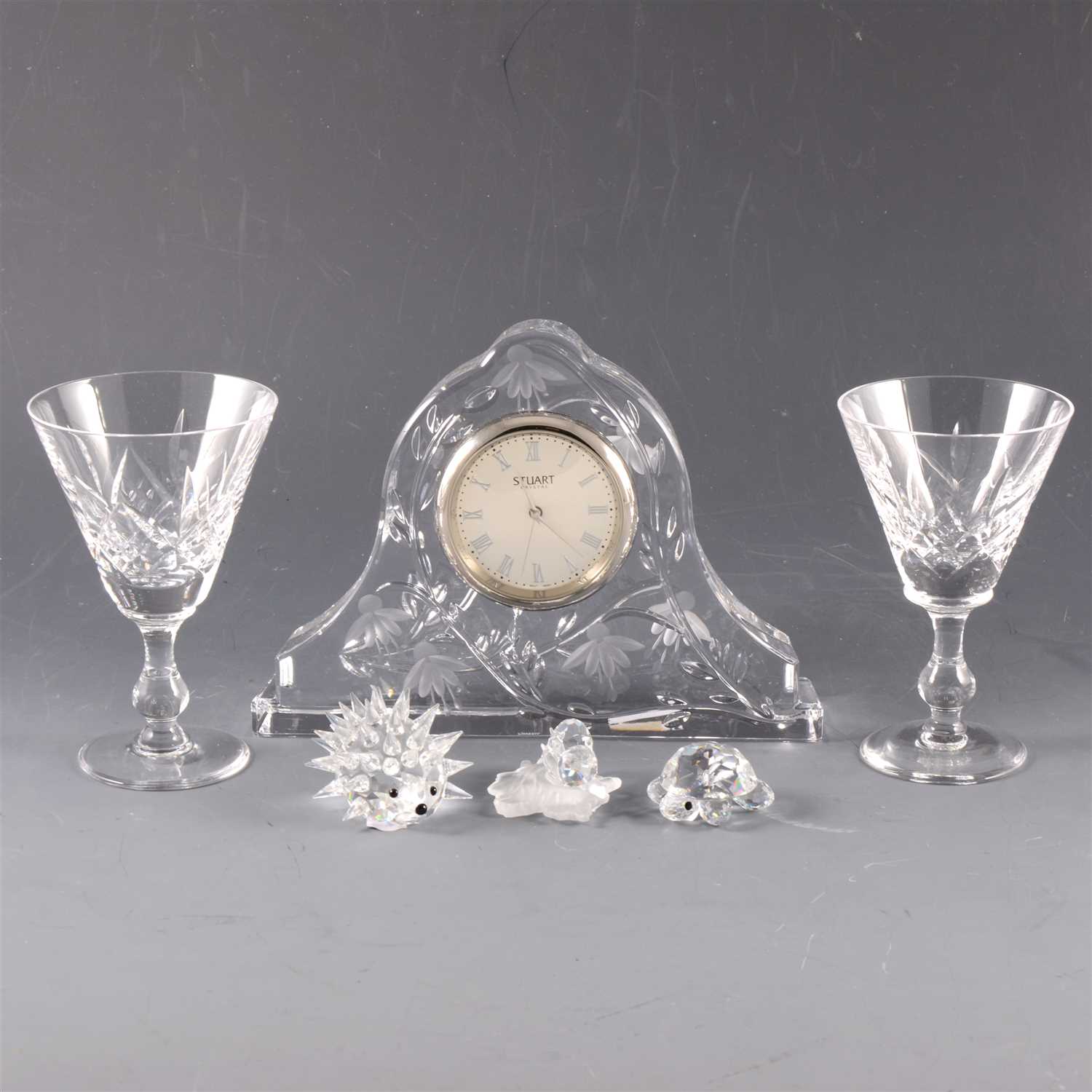 Stuart Clock Lot 15 - A collection of glassware, including