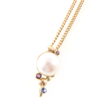 Lot 402 - A yellow metal pendant with Mabe pearl, amethyst and sapphire, on a 9 carat yellow gold necklace.