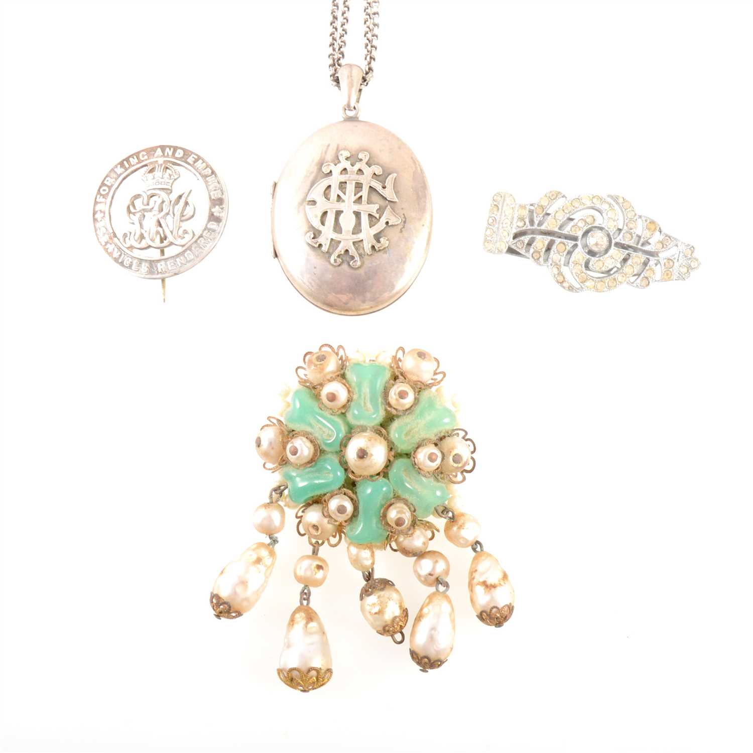 Lot 397 - A collection of vintage jewellery, earrings, locket etc