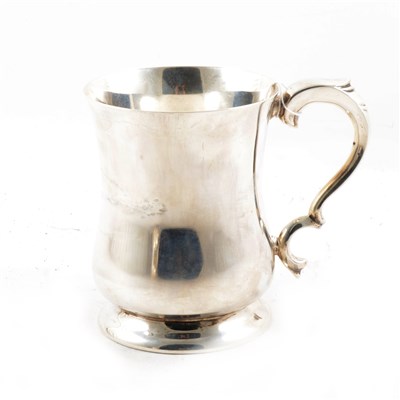 Lot 427 - A silver tankard.