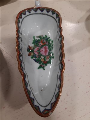 Lot 191 - A modern Chinese Canton style dinner service, decorated in famille rose enamels.