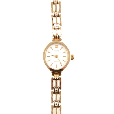 Lot 411 - Accurist - A lady's 9 carat yellow gold wrist watch