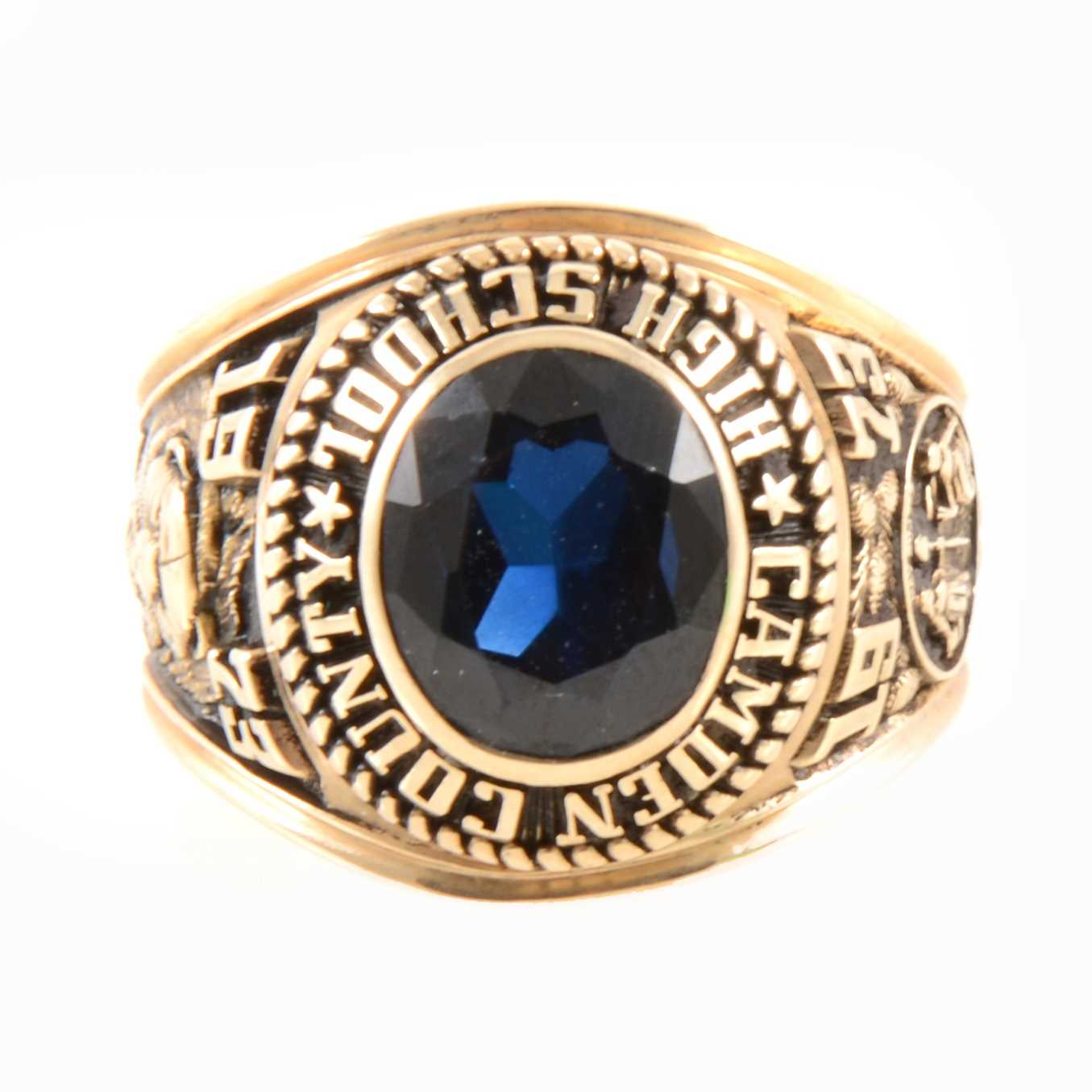 Lot 283 - An American college ring.