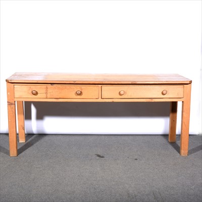 Lot 620 - Large pine serving table