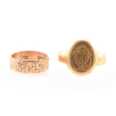 Lot 294 - An 18 carat gold signet ring and a 9 carat rose gold wedding ring.