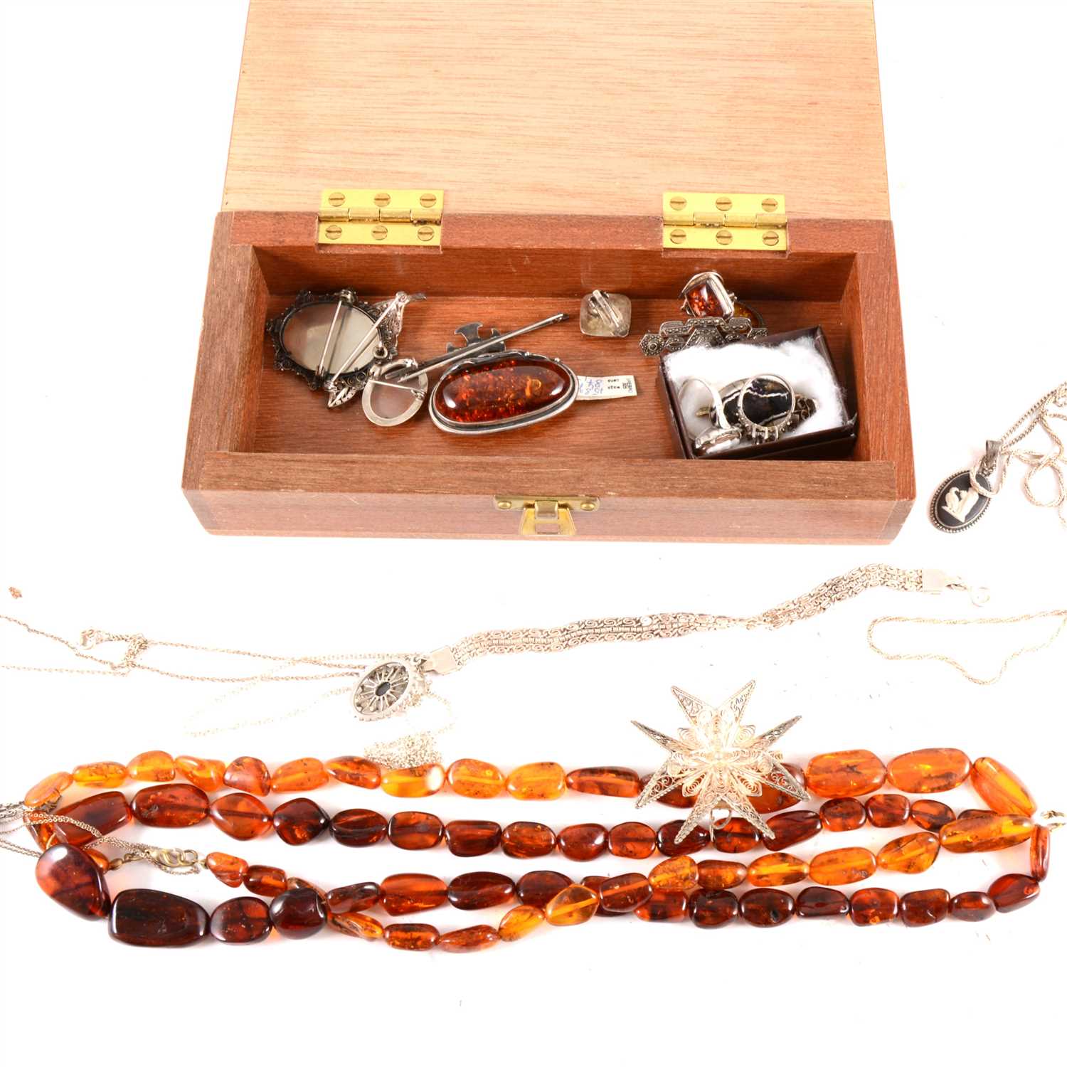 Lot 268 - A quantity of silver and modern amber jewellery