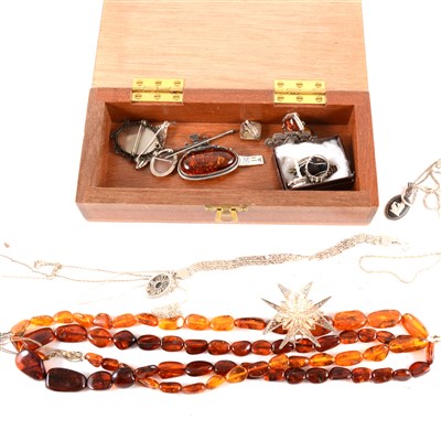 Lot 268 - A quantity of silver and modern amber jewellery