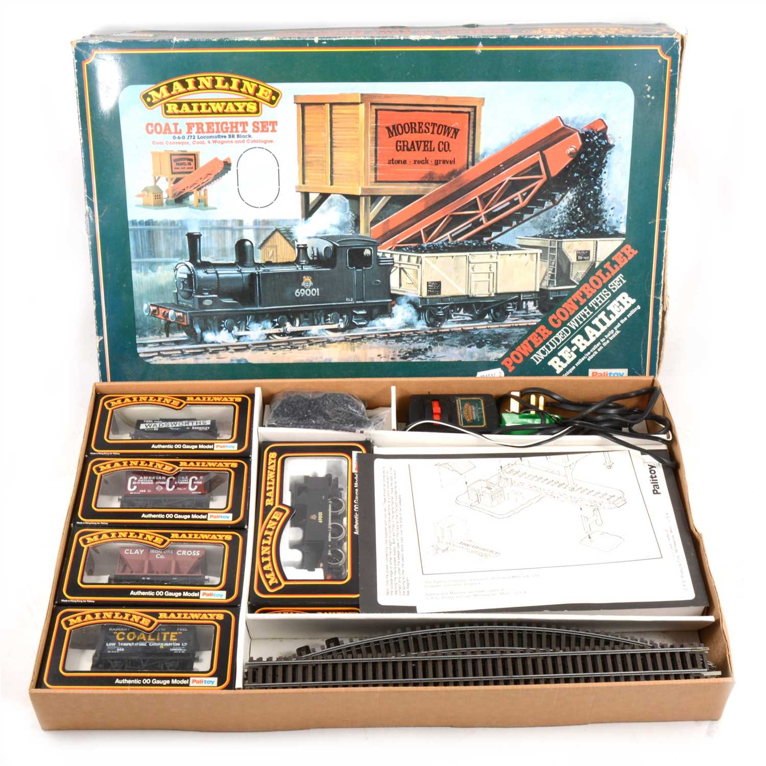 Lot 27 - HO & OO gauge scale model construction kits mostly by Airfix