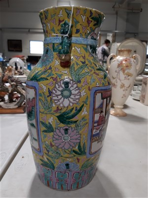 Lot 67 - Pair of Chinese export porcelain vases