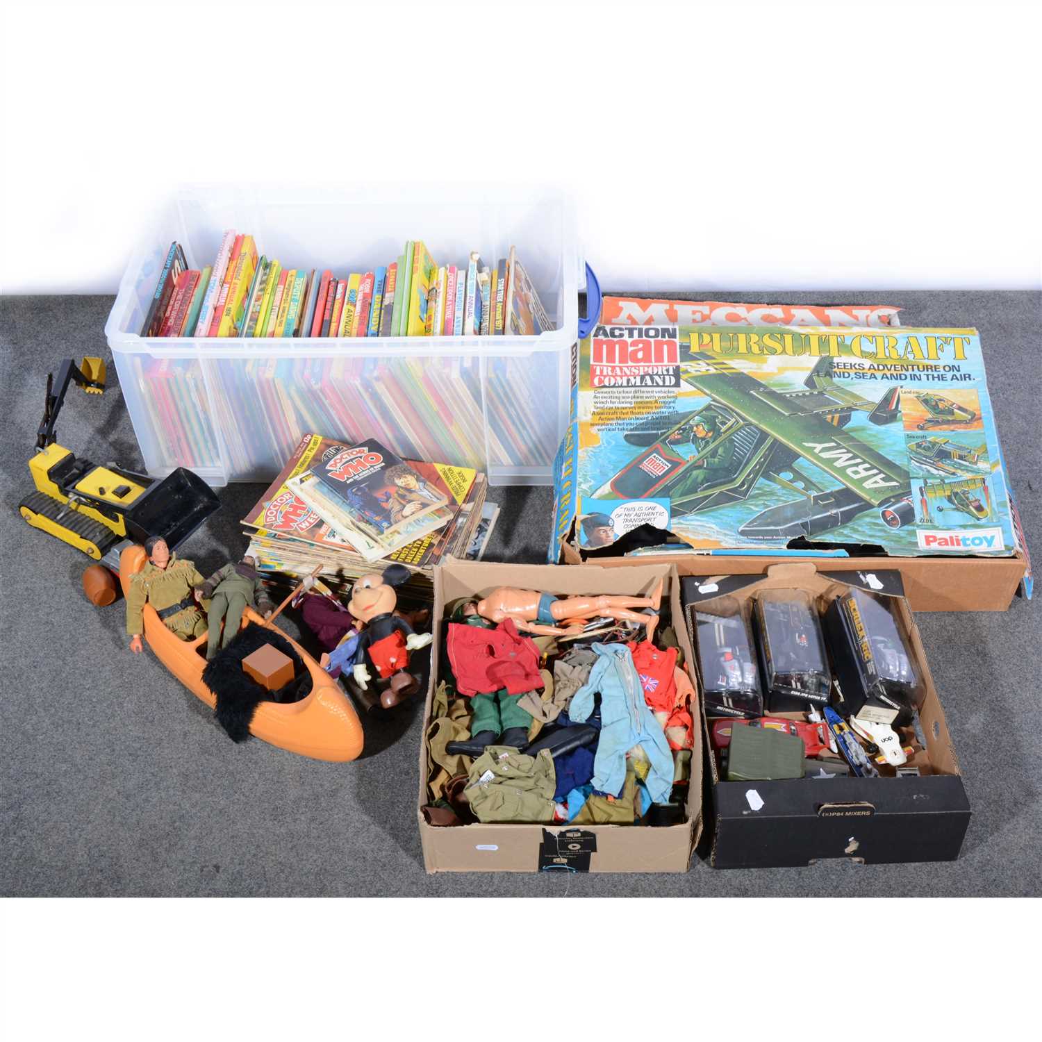 Lot 153 - Collection of vintage toys and annuals.