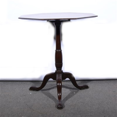 Lot 656 - An Edwardian mahogany occasional table