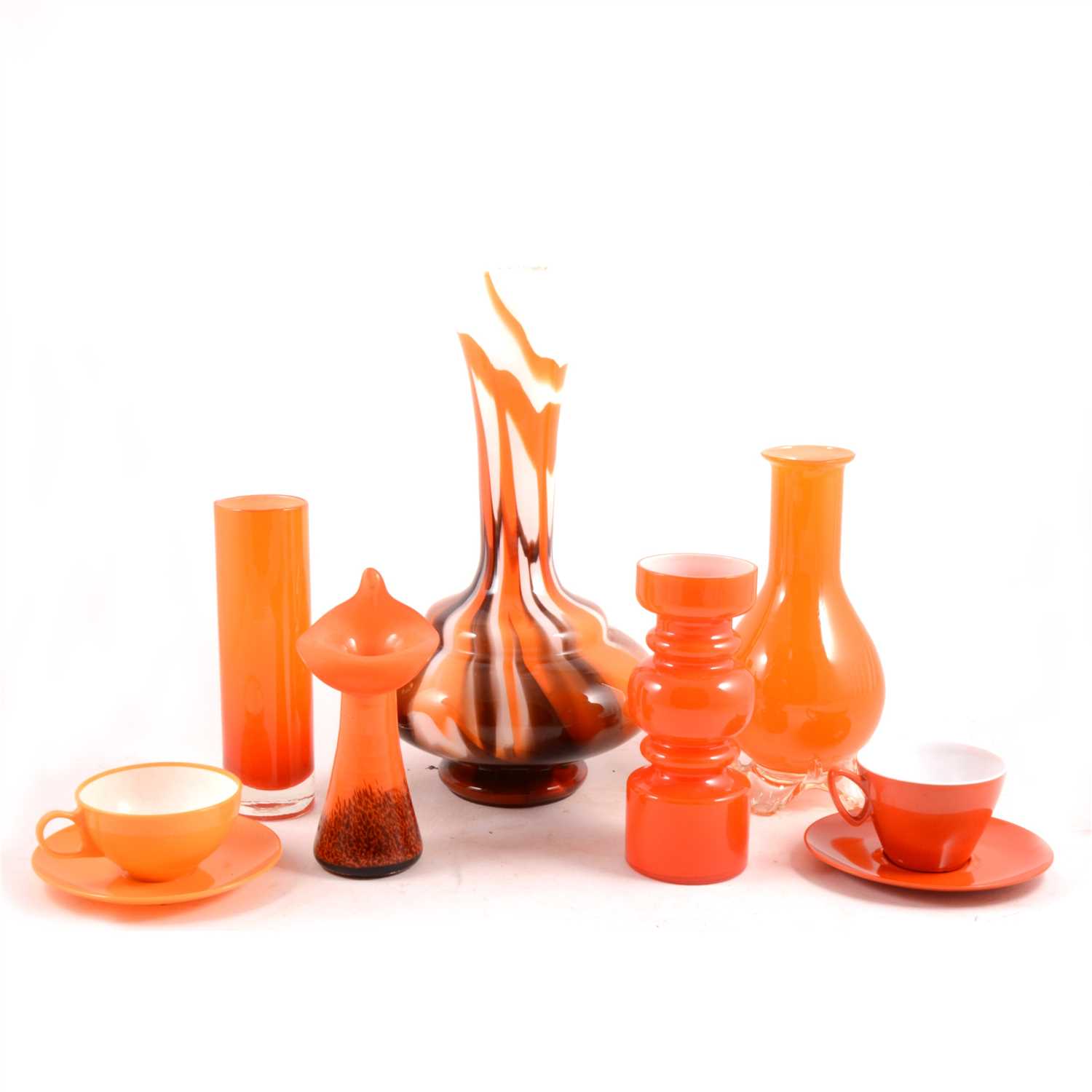 Lot 65 - A collection of retro glassware and orange Melmex picnic set