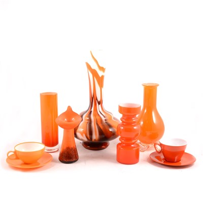 Lot 65 - A collection of retro glassware and orange Melmex picnic set