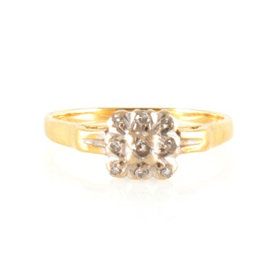 Lot 149 - A square diamond cluster ring.