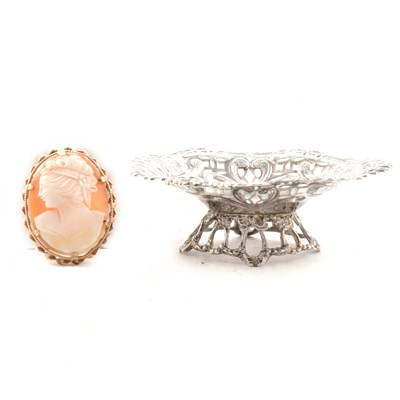 Lot 184 - A small silver bon bon dish and a carved cameo brooch/pendant.