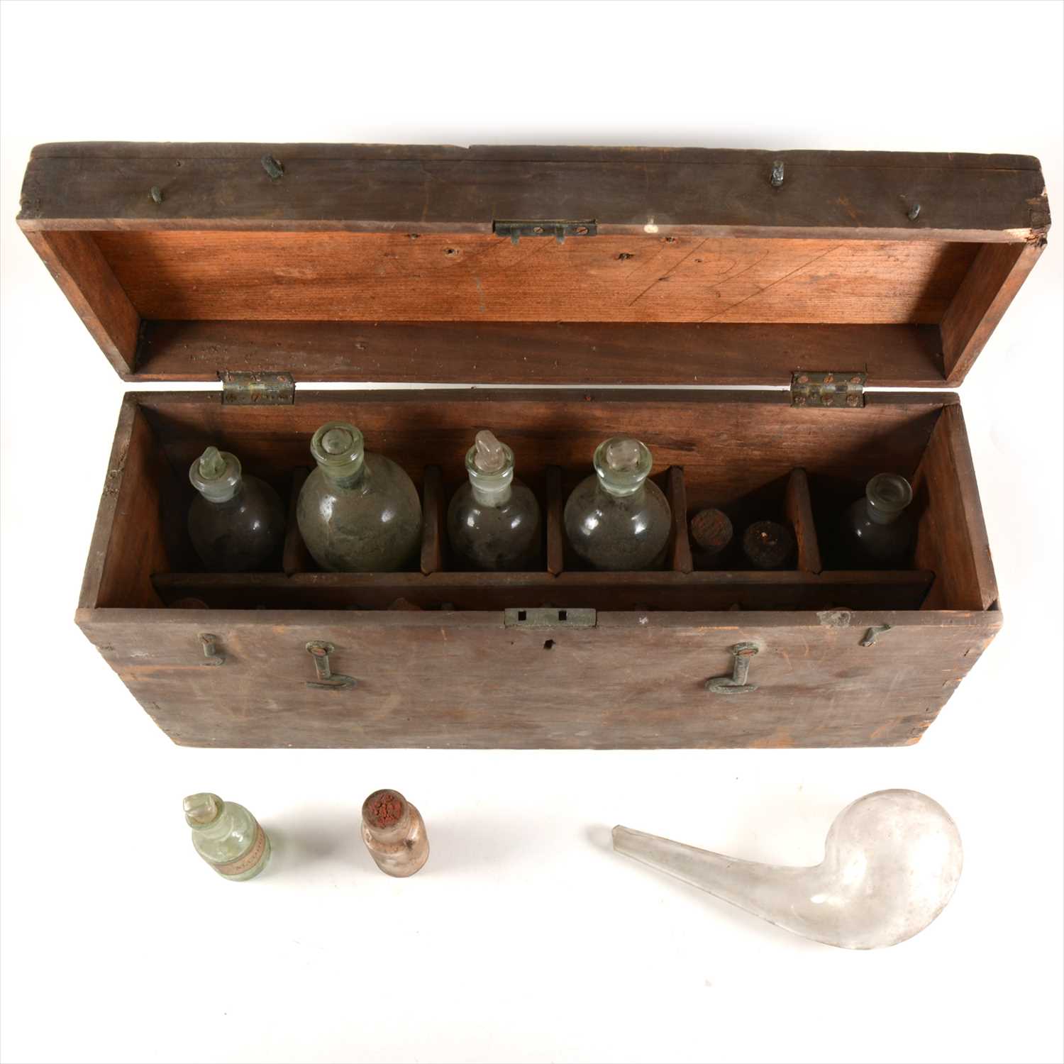Lot 87 - Glass chemists bottles, in a wooden case.