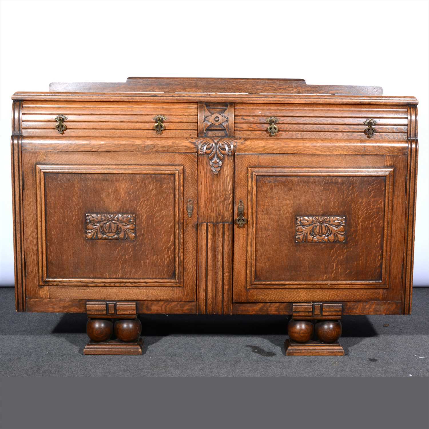 Lot 536 - An oak sideboard