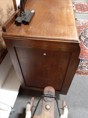 Lot 536 - An oak sideboard