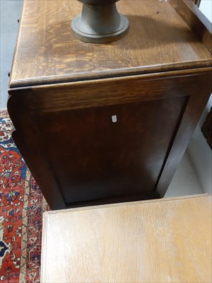 Lot 536 - An oak sideboard