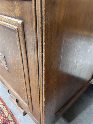 Lot 536 - An oak sideboard