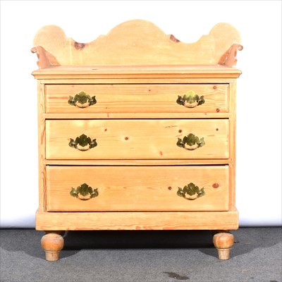 Lot 614 - A pine chest of drawers