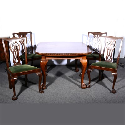 Lot 584 - An Edwardian mahogany extending dining table