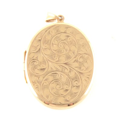 Lot 251 - A 9 carat yellow gold oval locket.